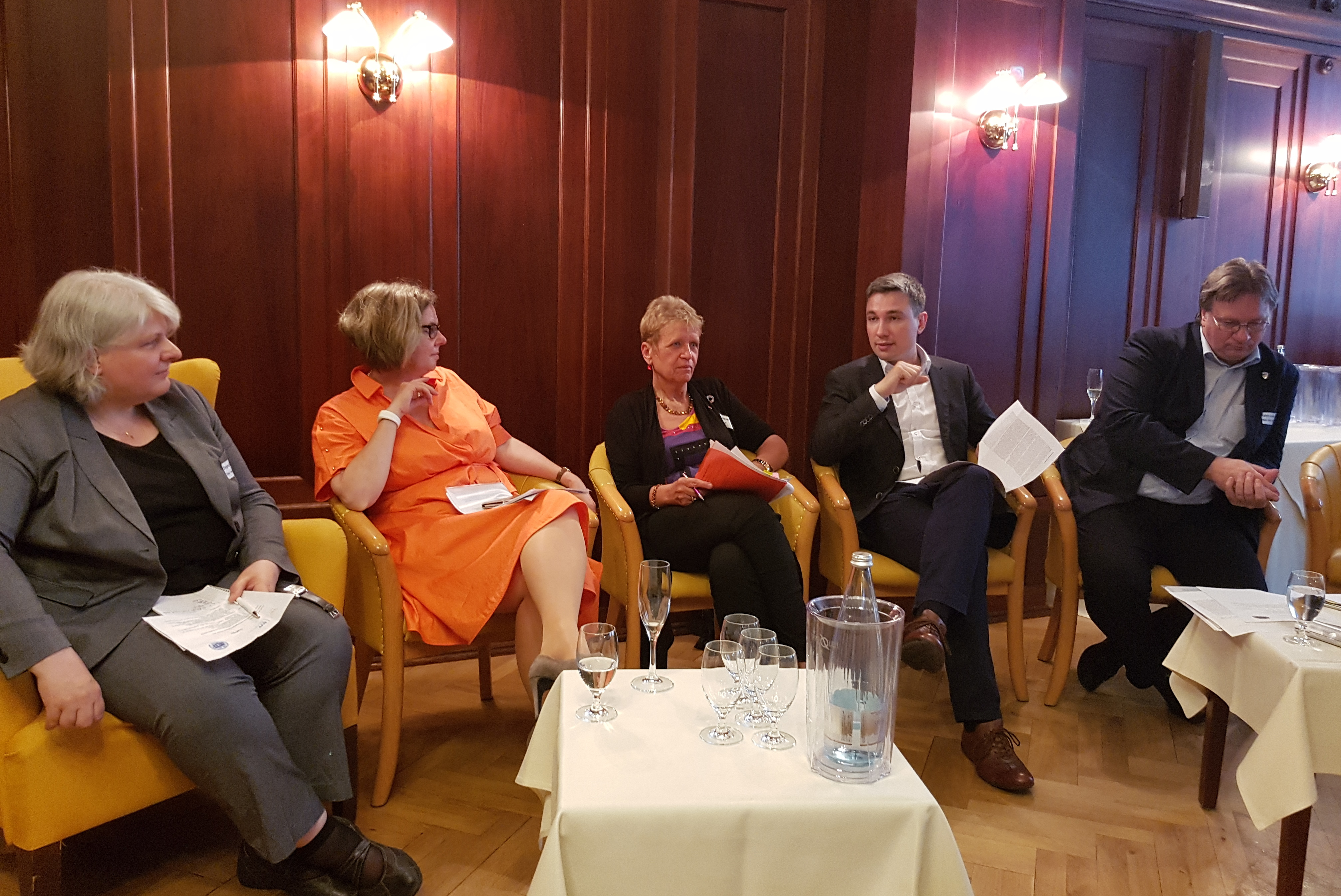 Die Teilnehmer der zweiten Talkrunde des parlamentarischen Abends von BVF und ADF am 28.6.2017: von links: Dagmar Dehmer (Tagesspiegel, Moderation), Ursula Groden-Kranich (MdB, CDU), Ulli Nissen (MdB, SPD), Stephan Kühn (MdB, GRÜNE), Ralph Lenkert (MdB, DIE LINKE)