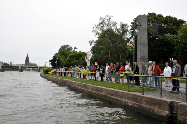 Menschenkette gegen Fluglärm am 24.06.2012